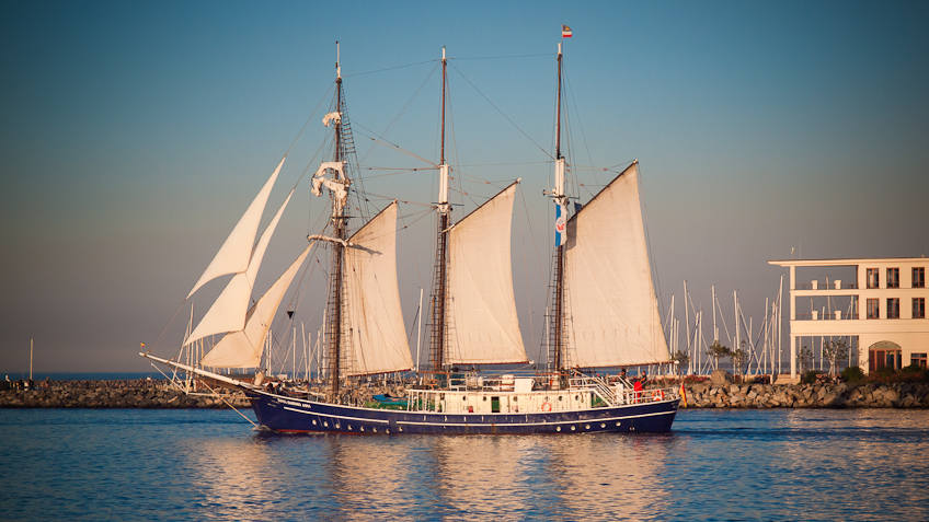 Ein Segelschiff in der untergehenden Sonne