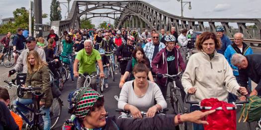 adfc_bornholmerbruecke Radfahrer stehen auf einer Brücke