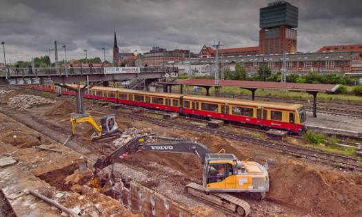Bagger und S-bahn an einem Bahnhof