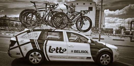 Auto mit Rennrädern auf dem Dach