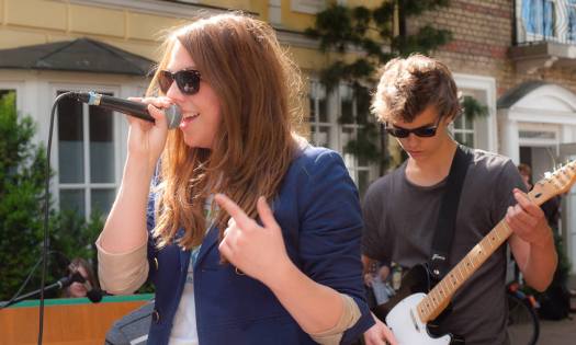 Sara Eine Sängerin mit Gitarrist im Hintergrund