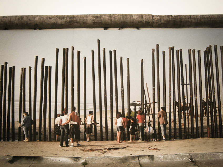 Menschen vor Stäben