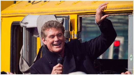 David Hasselhoff zeigt sich in der Tür des Demobusses