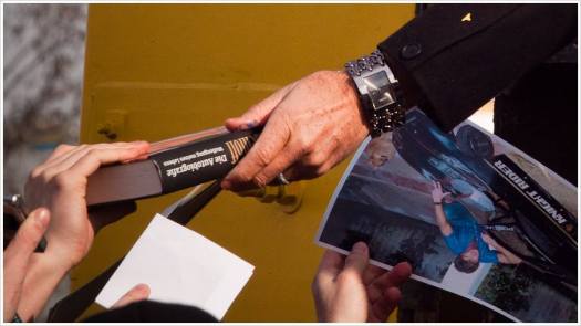 David Hasselhoof gibt seine signierte Autobiographie zurück