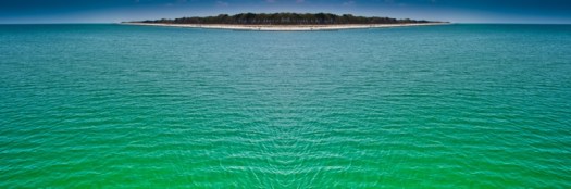 Grünes Meer mit Insel