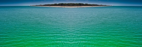 Grünes Meer mit Insel