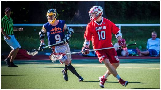 Zwei Lacrossespieler auf dem Feld