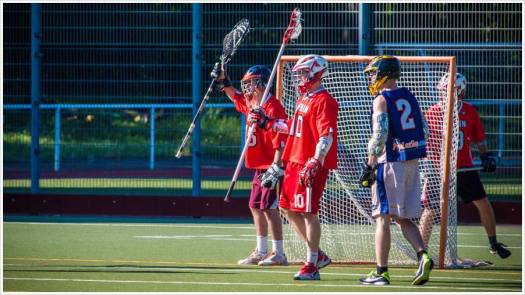 Lacrossespieler vor dem Tor