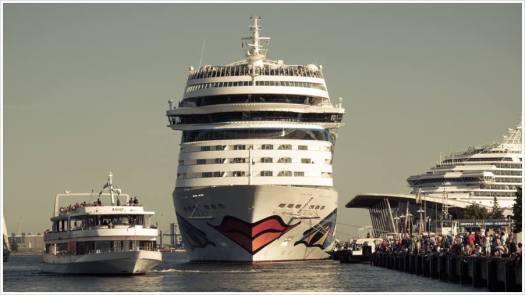 Die AIDAmar kurz vor dem Auslaufen vor hunderten Schaulustigen am Kai - Foto: h|b