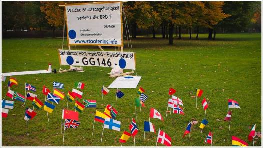 Viele bunte Fähnchen für Verschwörungstheoretiker - Foto: h|b