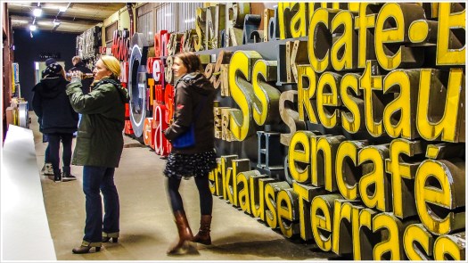 Buchstabenwand ohne Drehmöglichkeit - Foto: h|b