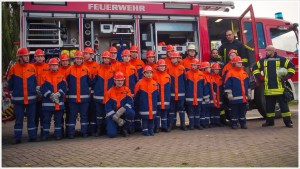 Jugendfeuerwehrleute vor einem Löschfahrzeug