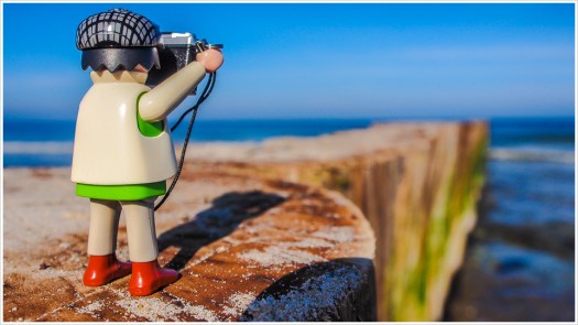 Frisches Holz für die Wellenbrecher in Warnemünde - Foto: h|b