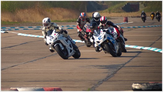 Einschwenken in die Haarnadelkurve bei Start & Ziel - Foto: h|b
