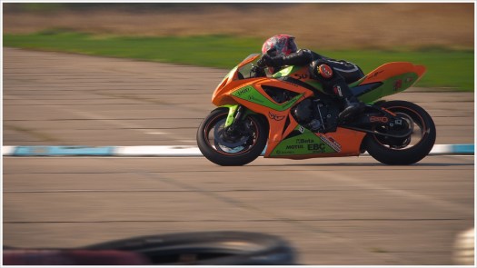 In Schräglage durch die Kurven - Foto: h|b