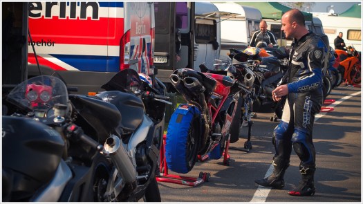 Fahrerlager mit Benzin- und Ölgeruch - Foto: h|b
