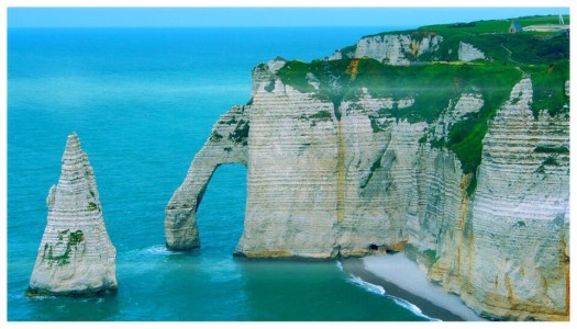 Der Elefant trinkt Wasser