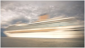 Kreuzfahrtschiff fährt aus