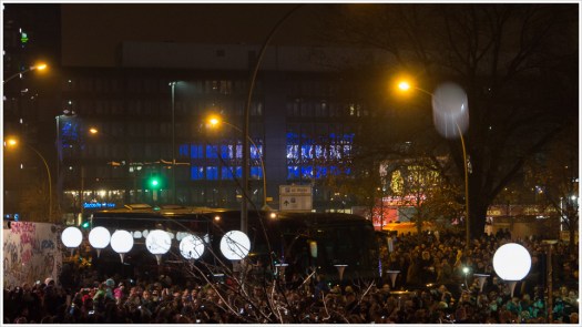 Lichtgrenze - Die Mauer steigt auf - Foto: h|b
