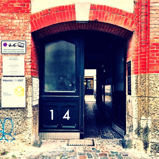 Die "Tür zum Hof" zum Arzt - Foto: h|b