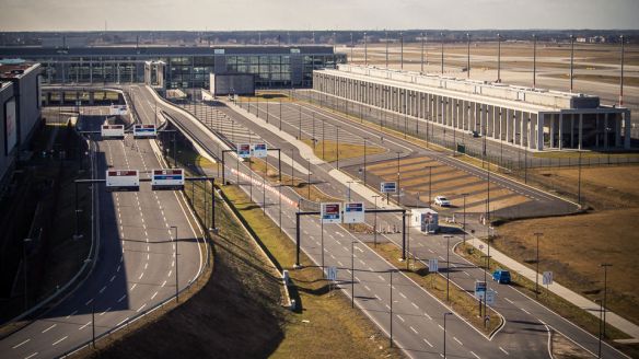 Geisterflughafen - Foto: h|b