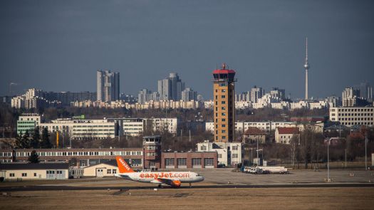 Billigflieger vor Stadtkulisse - Foto: h|b