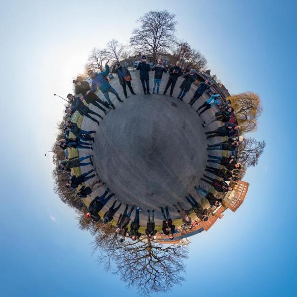 Ein Gruppenfoto der besonderen Art "Little Planet" - Foto: Patrick Ludolph