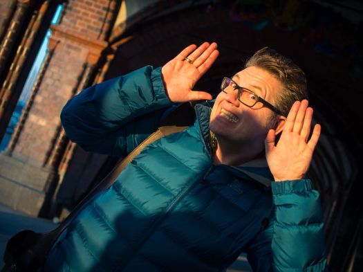 Paddy beim Faxen machen auf der Oberbaumbrücke - Foto: h|b