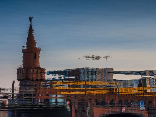 Wasserreflexion mit Oberbaumbrücke und U-Bahn - Foto: h|b