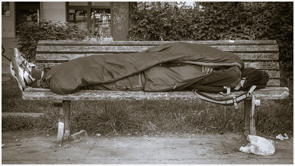 Schlafender auf einer Parkbank