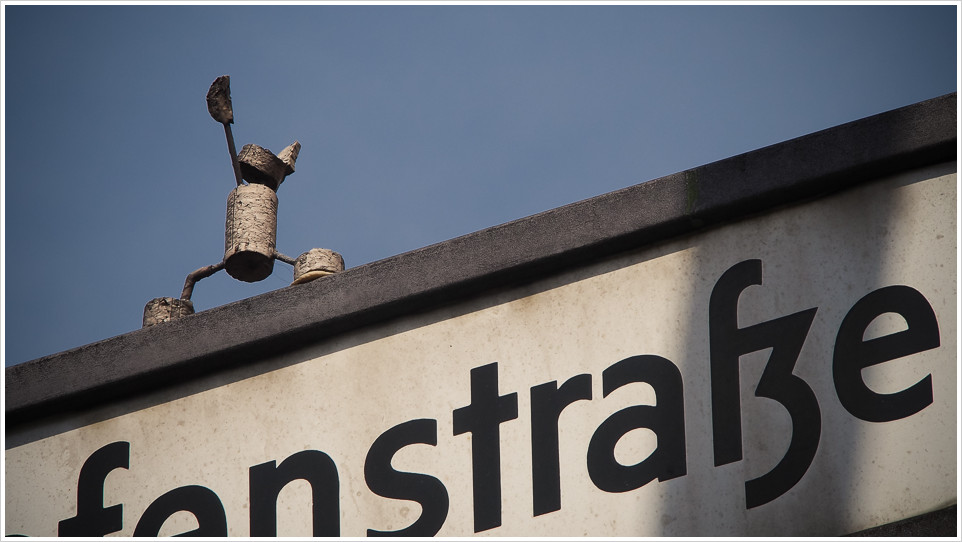Korkmännchen auf einem Straßenschild in Berlin