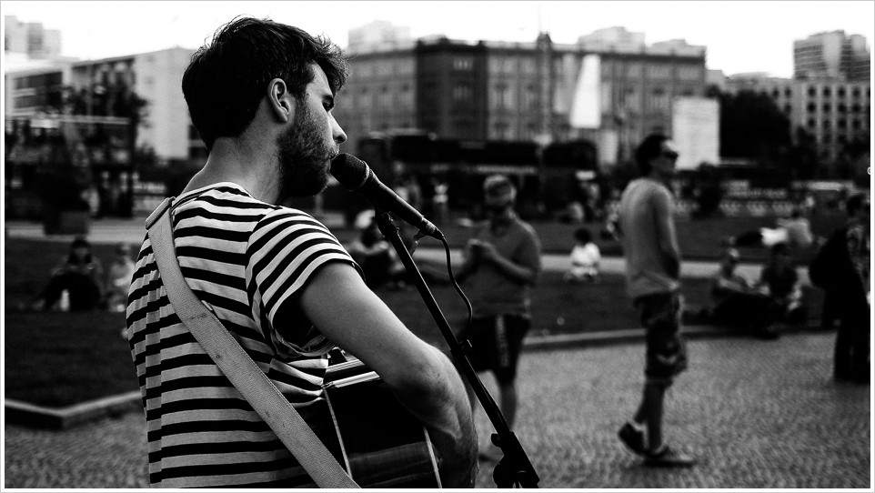 Strassenmusikant im Lustgarten in Berlin in schwarzweiss