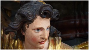 Engelsgesicht mit schwarzem Haar