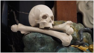 Knochenschädel auf zwei Knochen