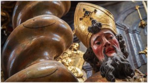 Bischofsfigur im Kloster