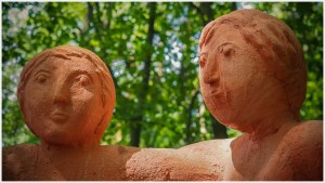 Köpfe von Figuren mit Waldhintergund