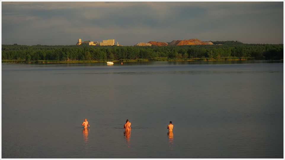 Drei Männer baden im See