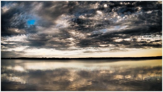 Dramatischer Wolkenhimmel spiegelt sich in See
