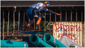 Wakeboarder im Sprung über Röhren