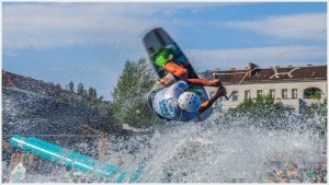 Wakeboarder dreht Schraube