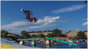 Wakeboarder im Flug nach der Rampe