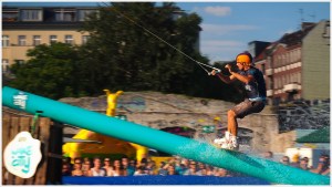 Wakeboarder auf Röhre
