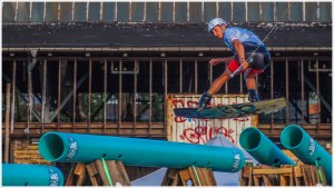 Wakeboarder springt über Röhren