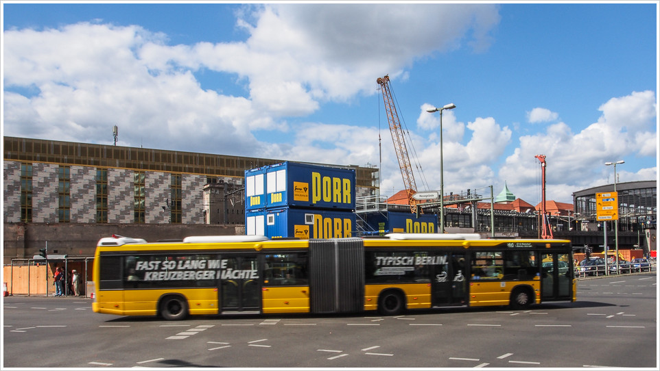 Bus fährt an Baustelle vorbei