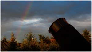 Ein Spiegelteleskop mit Regenbogen