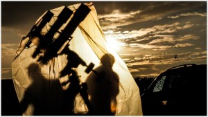 Ein Dreifachteleskop unter Plastikplane