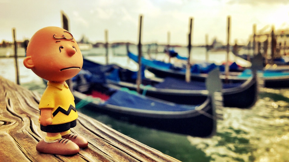 Charlie Brown vor Gondeln in Venedig