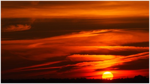 Sonnenuntergang mit spektakulärem Himmel