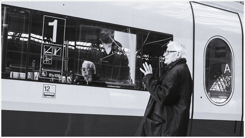 Älterer Mann vor ICE - schwarz-weiss
