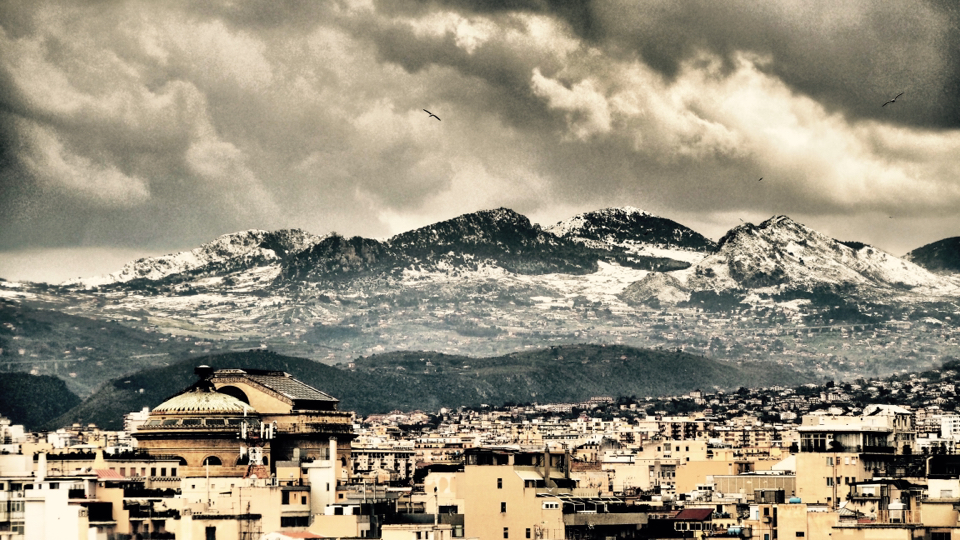 Palermo auf Sizilien mit schneebedeckten Bergen